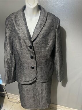 Danilo Tailored Silver-Gray Women's Blazer and Skirt Set size 8